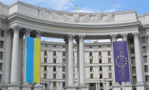 Захарова уличила Кулебу во лжи после его слов об украинском флаге