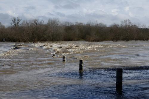 Трое погибших, четверо пропавших без вести после наводнения на юге Франции