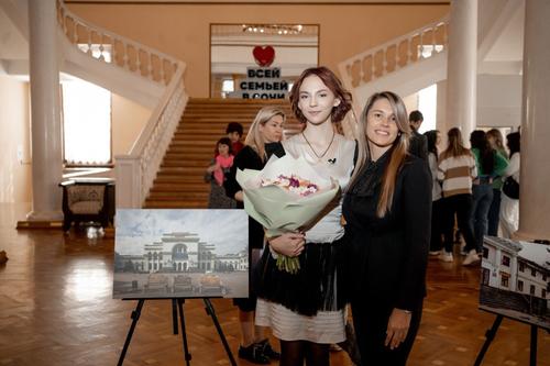 Анна Невзорова помогла подростку из Донецка в организации выставки фотографий