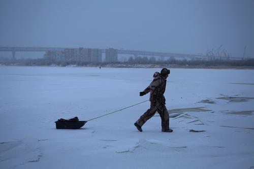 Любители зимней рыбалки в Петербурге сматывают удочки