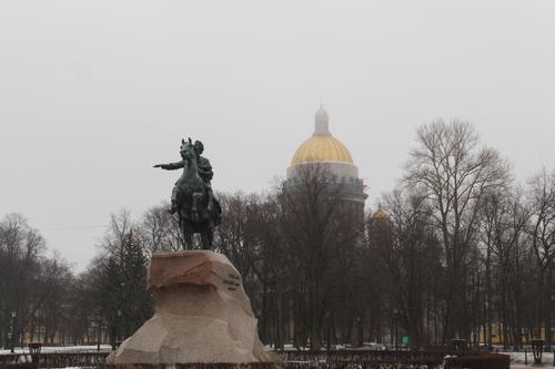 Погода в Петербурге будет теплой, но не поставит рекордов