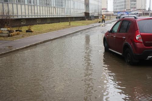 Петербуржцы сообщили об искусственном «озере» возле школы в Приморском районе 