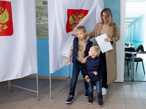 Депутат ЗСК Анна Невзорова проголосовала на выборах президента России