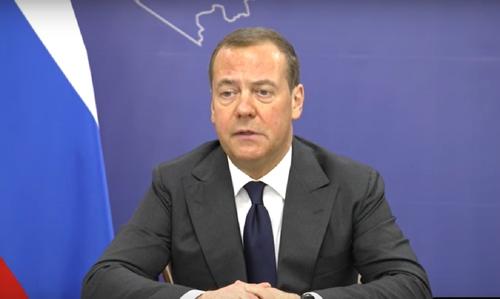 Медведев пригрозил поджигателям избирательных урн статьей о госизмене
