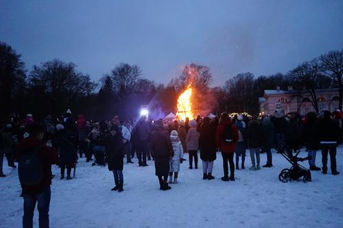  Петербуржцы празднуют Масленицу в разных районах города