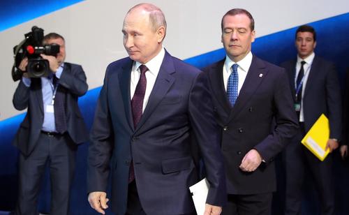 Медведев поздравил Путина с блестящей победой