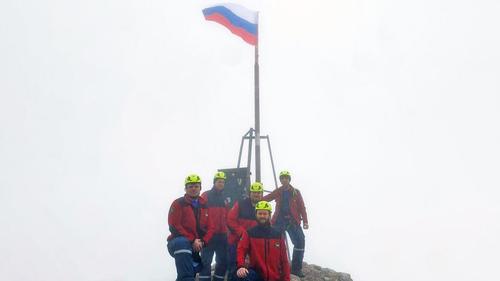 На острове «Русский» развернули флаг России
