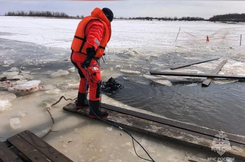 В Хабаровском крае водолазы достали тело утонувшего вместе с машиной человека