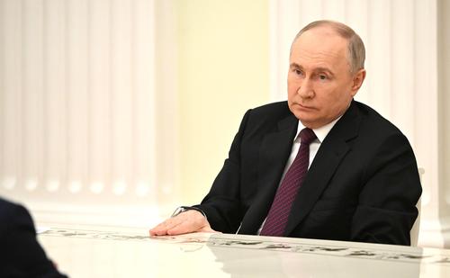 Путин: экономика является базой развития страны