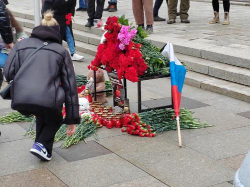 В Петербурге прошел флешмоб в знак скорби по жертвам теракта в Подмосковье