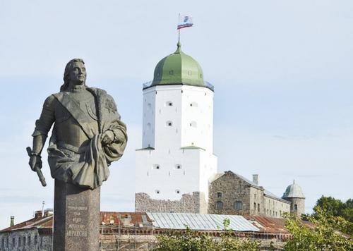 Русский город Выборг и памятник шведскому оккупанту