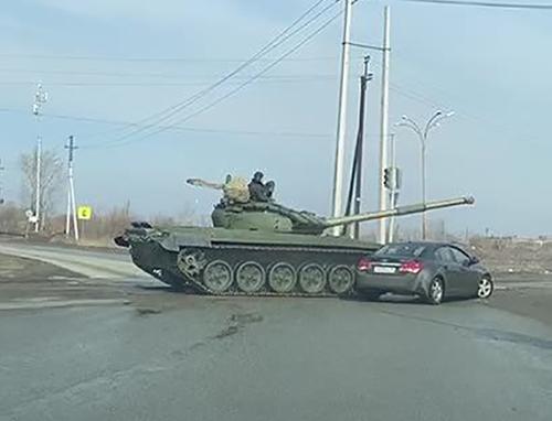 В Нижнем Тагиле танк выступил в роли ГИБДД