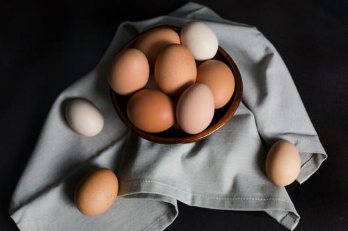 Фермер Овчинников: Куриные яйца с каплями крови не опасны для человека