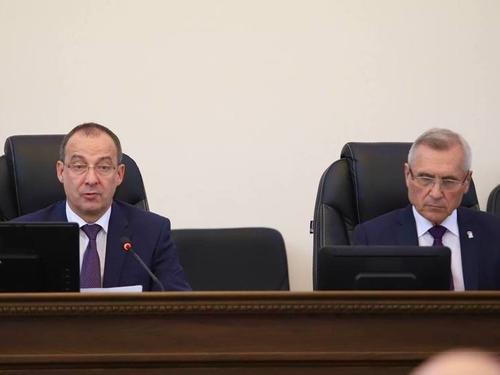 Председатель ЗСК Юрий Бурлачко провел собрание фракции «Единая Россия»