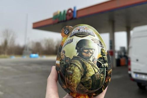 В литовских магазинах появились пасхальные яйца с изображением российских солдат