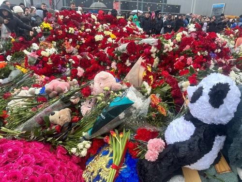 Послы США, стран ЕС, Африки приехали к «Крокусу» почтить память жертв теракта
