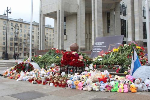 Петербуржцы возложили цветы у здания РНБ на девятый день трагедии в «Крокусе»