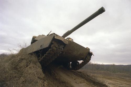 AT: танки Abrams и Leopard застревают в грязи на Украине из-за тяжелой брони
