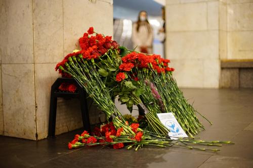 Петербуржцы возложили цветы в память о жертвах теракта в метро