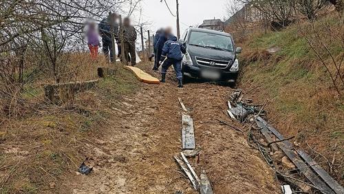 Машина туристов из Челябинска «по уши» утонула в грязи в Бахчисарае