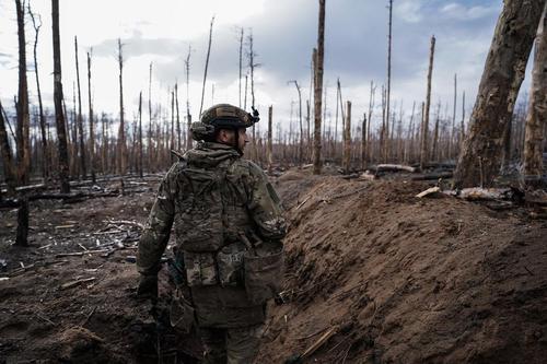 WSJ: командование ВСУ заставляет солдат искать снаряды по болотам 