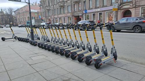 За самокатами в Петербурге будут следить сотрудники платных парковок