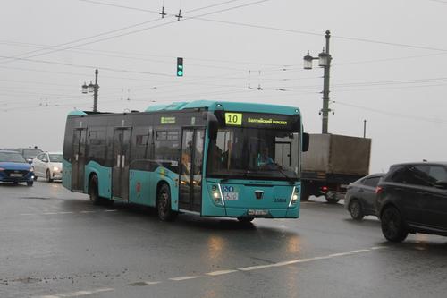 Енокаев пообещал, что до конца года белые автобусы в Петербурге заменят лазурные
