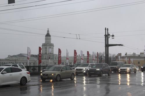 Из-за сильного ветра в Петербурге ввели «желтый» уровень погодной опасности