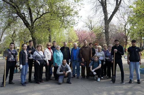 В сквере «Казачьей Славы» провели субботник