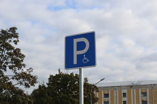Около 100 мест для инвалидов появится в зоне платной парковки в Петербурге