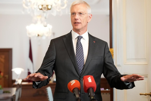 Экс-премьер Латвии Кариньш мечтает о мягком кресле