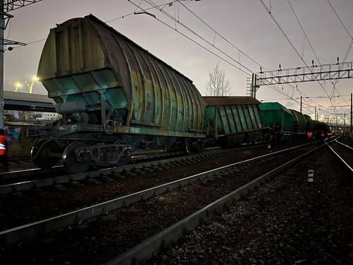 Ночью в Петербурге с рельсов сошел грузовой поезд