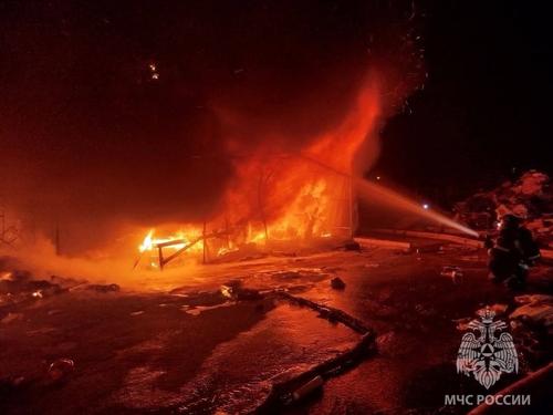 В Астрахани пожар произошел на рынке «Большие Исады» 