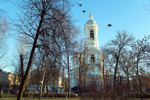 Доставщик на мопеде чуть не въехал в толпу прихожан у Владимирского собора