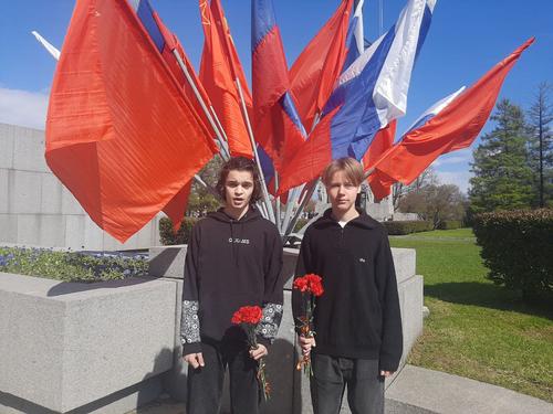 Юные петербуржцы возложили цветы к мемориалам Победы в Петербурге и Ленобласти 