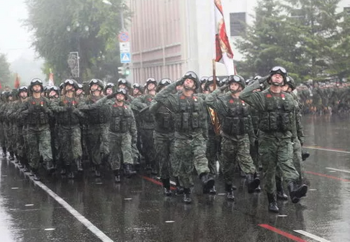 В Хабаровске впервые бойцы спецоперации прошли колонной на параде Победы