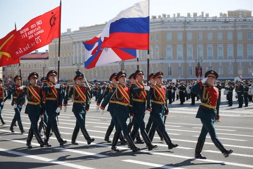 На Дворцовой площади стартовал парад в честь Дня Победы 