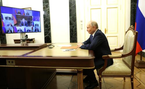 Путин провел оперативное совещание с постоянными членами Совета безопасности РФ