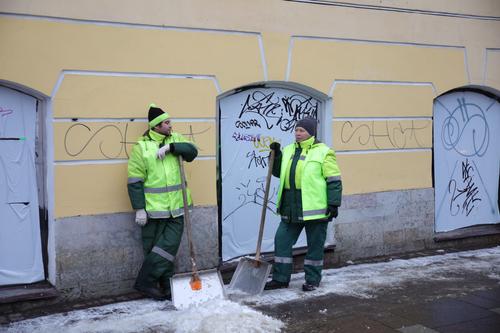 Петербуржцы продолжают жаловаться на незаконные надписи на стенах домов