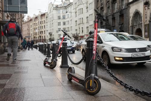 В Петербурге предложили запретить движение самокатов по тротуарам