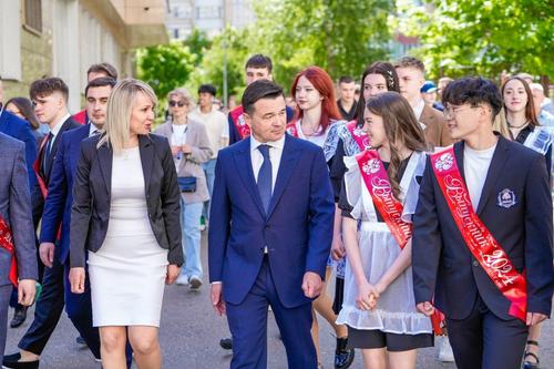 Губернатор Подмосковья поздравил с последним звонком выпускников в Реутове