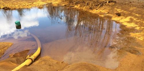 Загрязнение золотыми рудниками отравляет воду и почву Соуэто в Южной Африке