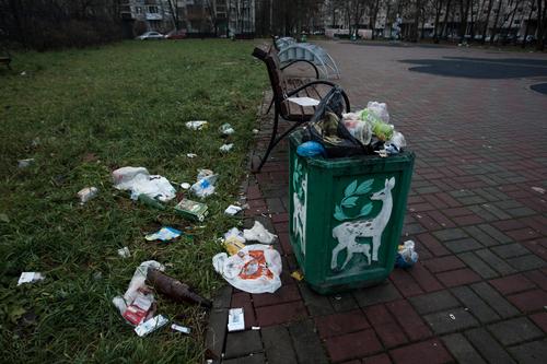 Неизвестные оставили кучу мусора на детские площадке в саду Чернова Дача