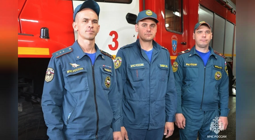 В Хабаровске пожарный спас двоих мужчин из горящего барака