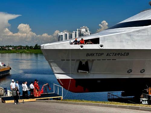 В Петербурге на открытии ПМЭФ-2024 спустили новое судно «Виктор Астафьев»