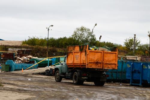 Суд потребовал убрать свалку на Челябинской улице в Петербурге 