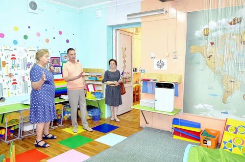 Депутат Виктор Тепляков провёл комиссионный осмотр детсада на улице Абрикосовая