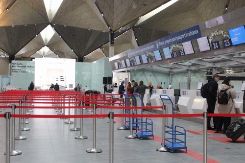 В аэропорту Пулково 12 рейсов задержали и отменили еще один 