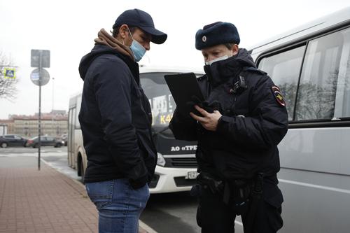 Полицейские задержали 49 мигрантов в ходе рейда на оптовых рынках Петербурга