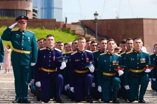 У Музея Победы на Поклонной горе прошла церемония выпуска лейтенантов МО РФ